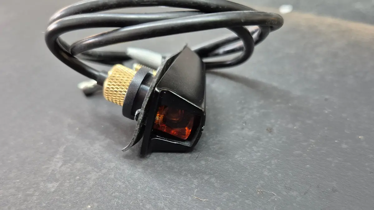 252-70 Mopar 1970-71 E-Body Fender-Mounted Turn Signal Indicator 2