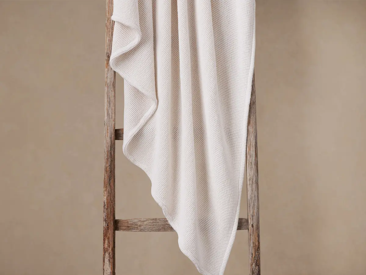 Garment-Dyed Throw In White 1