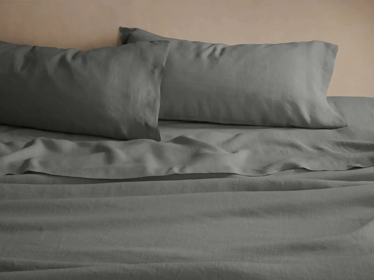 Italian Garment-Dyed Linen Queen Sheet Set In Charcoal 1