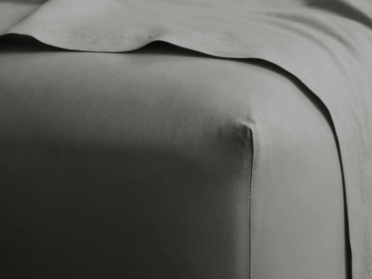Italian Garment-Dyed Percale King Fitted Sheet In Charcoal 1