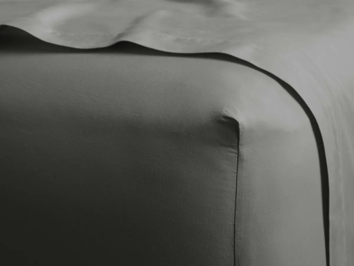 Italian Garment-Dyed Sateen Fitted Sheet In Charcoal 1