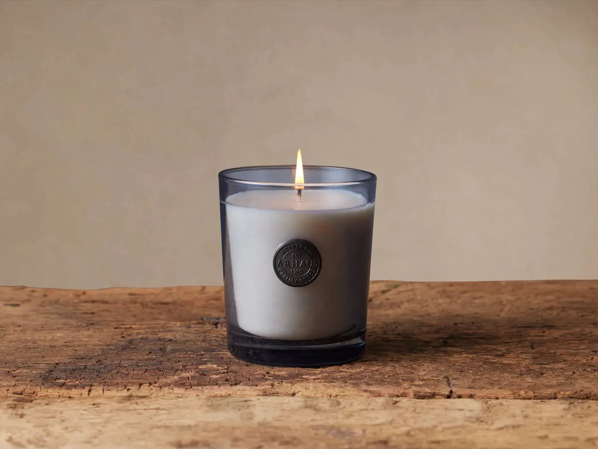 Signature Candle In Suede Wood And Vetiver 1