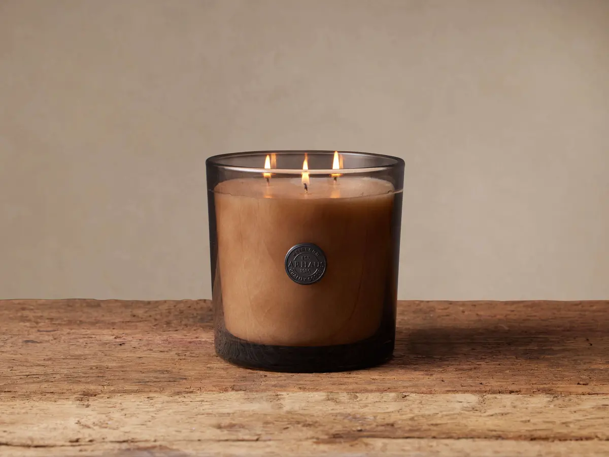 Signature Candle In Sandalwood Leaf And Tobacco 1